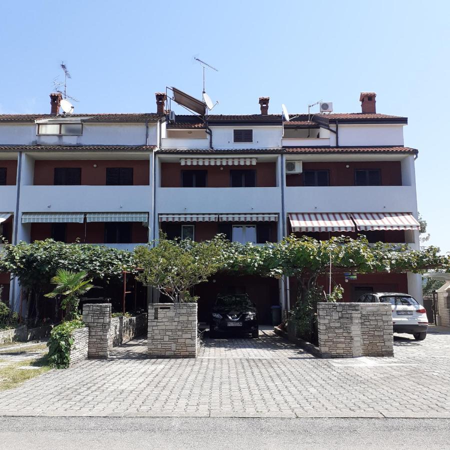 App Milka Apartment Porec Ngoại thất bức ảnh